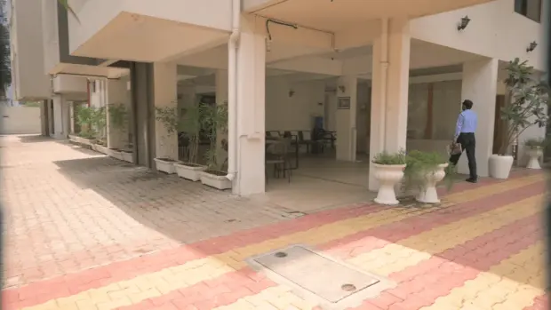 मिलने आने वाले परिवारों के लिए शांत प्रतीक्षा क्षेत्र